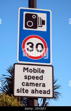 Schilder, die auf das Vorhandensein von mobilen Radarkameras in einem Bereich mit 30 km/h Geschwindigkeitsbegrenzung in Weston-super-Mare, Großbritannien, hinweisen Stockfoto