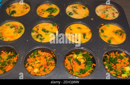 Gesunde vegane Hafermuffins, Apfel- und Bananenkuchen in Vintage-Pfanne Grauer Textilhintergrund Draufsicht Stockfoto