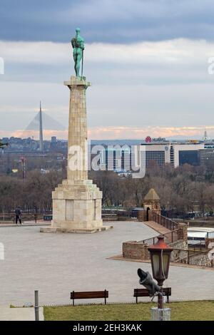 Belgrad, Serbien - 12. Dezember 2018: Bronze Victor Statue auf der Spitze der Säule Denkmal auf der historischen Kalemegdan Festung in Belgrad Serbien. Stockfoto