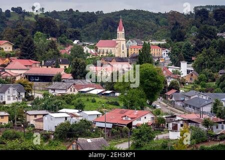 Die Stadt Puerto Octay am Nordufer des Llanquihue-Sees in der Region Los Lagos im Süden Chiles, Südamerika. Stockfoto