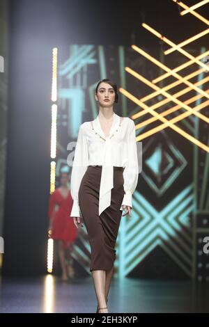Rom, Italien. Februar 2021, 18th. Model Walk the Runway während der Gretel z. Fashion Show 'die neuen 20er' während der AltaRoma 2021 in Rom, Italien am 18. Februar 2021. (Foto von Paolo Pizzi/Pacific Press/Sipa USA) Quelle: SIPA USA/Alamy Live News Stockfoto