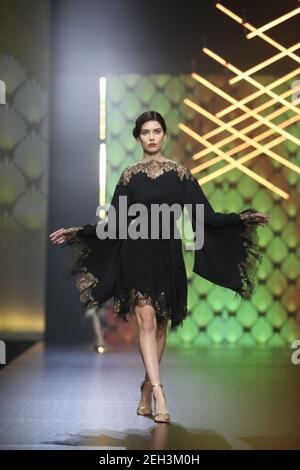 Rom, Italien. Februar 2021, 18th. Model Walk the Runway während der Gretel z. Fashion Show 'die neuen 20er' während der AltaRoma 2021 in Rom, Italien am 18. Februar 2021. (Foto von Paolo Pizzi/Pacific Press/Sipa USA) Quelle: SIPA USA/Alamy Live News Stockfoto