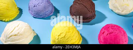 Bunte verschiedene Eisbecher Muster auf pastellblauem Hintergrund. Sommer Minimalismus Muster flach Lay mit hartem Licht. Schokolade Vanille Blaubeere s Stockfoto