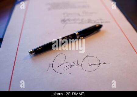 Nahaufnahme Detail von Präsident Obamas Unterschrift auf einem Gesetzentwurf, und ein Stift für die Unterzeichnung verwendet, an Bord der Air Force One auf einem Flug von Buckley Air Force Base, Denver, Col. Nach Phoenix, Arizona, Feb. 17, 2009. Stockfoto