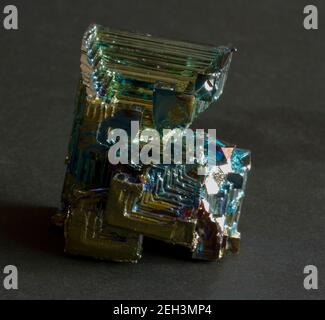 Die markanten Treppenstufen-Kristalle aus metallischem Bismuth. Die farbenfrohe Irideszenz ist auf das natürlich silbrige Element zurückzuführen, das bei hohen t oxidiert wird Stockfoto