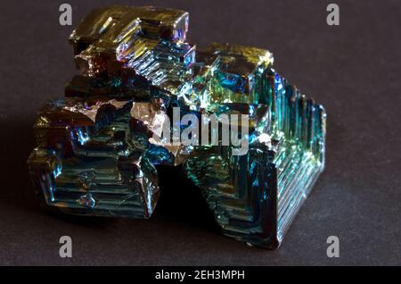 Die markanten Stufenkristalle aus metallischem Bismuth. Die farbenfrohe Irideszenz ist auf das natürlich silbrige Element zurückzuführen, das bei hohen Temperaturen oxidiert wird Stockfoto