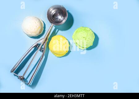 Bunte verschiedene Eisbecher Muster auf pastellblauem Hintergrund. Sommer Minimalismus Muster flach Lay mit hartem Licht. Schokolade Vanille Blaubeere s Stockfoto