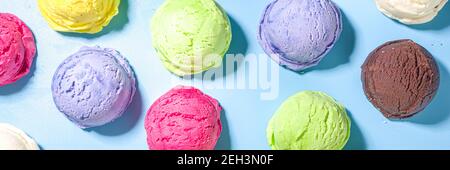 Bunte verschiedene Eisbecher Muster auf pastellblauem Hintergrund. Sommer Minimalismus Muster flach Lay mit hartem Licht. Schokolade Vanille Blaubeere s Stockfoto