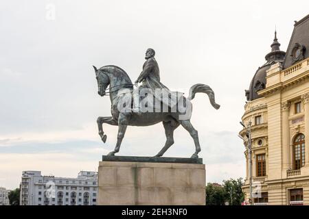 Reiterstatue von Carol I in Bukarest, Rumänien, vor der Zentralbibliothek der Universität Stockfoto