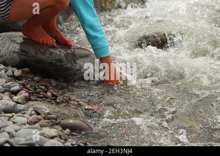 Heddon Fluss fließt durch das Tal und über felsigen Boden Stockfoto