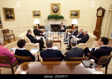 Präsident Barrack Obama trifft sich mit hochrangigen Beratern im Oval Office 6. August 2009. Stockfoto