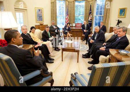 Präsident Barrack Obama trifft sich im Oval Office mit Mitgliedern des Finanzausschusses des Senats am 6. August 2009. Stockfoto