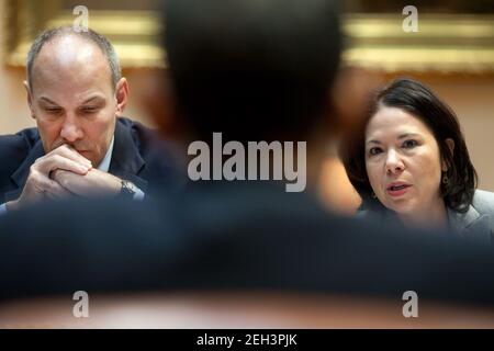 Präsident Barack Obama hört Nancy-Ann DeParle, Direktorin des Büros für Gesundheitsreform im Weißen Haus, und Phil Schiliro, Assistent des Präsidenten für Legislative Angelegenheiten, während eines Planungstreffens im Roosevelt Room des Weißen Hauses am 7. August 2009. Stockfoto