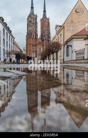 Breslau Dezember 25 2019 Alte Kathedrale in Breslau Ostrow Tumski Spiegelt sich in einer kleinen Pfütze Stockfoto