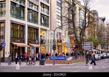 Die belebte Einkaufsstraße Königsallee mit U-Bahn-Schild 'Steinstraße/Königsallee'. Es ist eine der führenden Einkaufsmeilen in Europa. Stockfoto