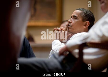 Präsident Barack Obama nimmt am 7. August 2009 an einem Gesundheitstreffen im Roosevelt-Raum des Weißen Hauses Teil. Stockfoto