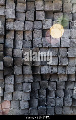 Vorder- und Seitenansicht des Betonpfahls Stockfoto