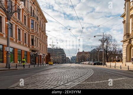 Breslau Dezember 31 2019 Stadtstraße mit Straßenbahnschienen dazwischen oper und Mietshaus Stockfoto