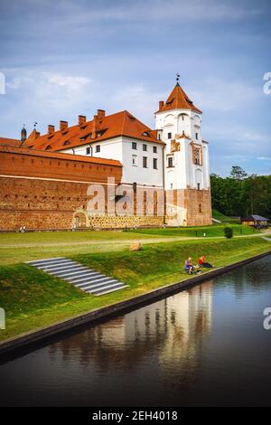 Mir, Weißrussland - 04. August 2017: Die Burg mir ist ein Museum und eine Schlossanlage am Ufer des Sees. UNESCO-Weltkulturerbe. Vertikale Aufnahme. Stockfoto
