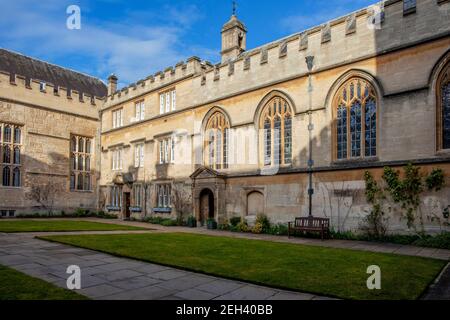 Das erste Viereck (Viereck) im Jesus College, Oxford; zeigt den Eingang der Kapelle und die Unterkunft des Prinzipals Stockfoto