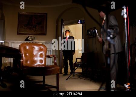 Präsident Barack Obama betritt den Roosevelt-Raum des Weißen Hauses, um die wöchentliche Ansprache am 20. August 2009 zu tapieren. Stockfoto