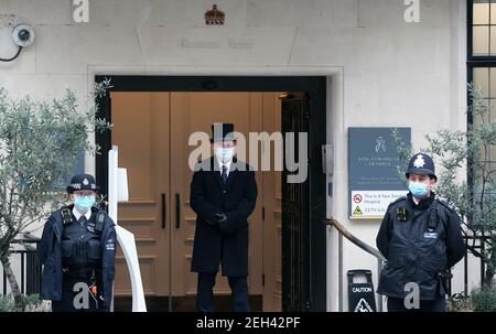 London, England, Großbritannien. Februar 2021, 19th. Sicherheitspersonal und Polizisten warten am Eingang des King Edward VII Hospital, wo Herzog von Edinburgh Prinz Philip (99) am Dienstag Abend als Vorsichtsmaßnahme aufgenommen wurde, nachdem sie sich "unwohl. Kredit: Tayfun Salci/ZUMA Wire/Alamy Live Nachrichten Stockfoto