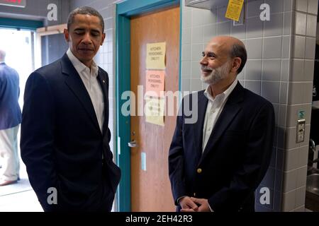 Präsident Barack Obama steht mit Ben Bernanke zusammen, bevor er während des Urlaubs des Präsidenten auf Martha's Vineyard am 25. August 2009 eine Erklärung zu seiner Wiederernennung als Vorsitzender der Federal Reserve abgegeben hat. Stockfoto