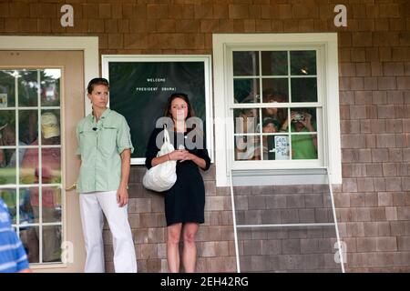 Die Leute in einem Geschäft in Vineyard Haven schauen aus den Fenstern zu Präsident Barack Obama während des Urlaubs der Familie auf Martha's Vineyard, August 25, 2009. Stockfoto