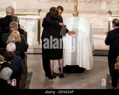 Präsident Barack Obama umarmt Vicki Kennedy, als er den Sarg ihres Mannes, Senator Edward Kennedy, während seiner Beerdigung in der Our Lady of Perpetual Help Basilica in Boston am 29. August 2009 berührt. Stockfoto