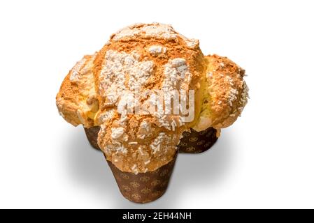 Colomba Pasquale: Traditionelle italienische Ostertaube. Lange aufsteigende Torte in Form einer Taube, isoliert auf Weiß Stockfoto