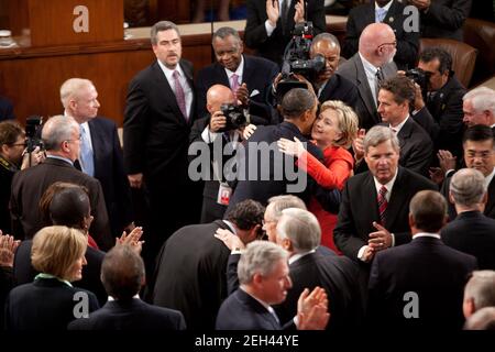 Präsident Barack Obama umarmt Außenministerin Hillary Rodham Clinton, als er die Kammer des Repräsentantenhauses im US-Kapitol in Washington, D.C., am 9. September 2009 betritt. Stockfoto