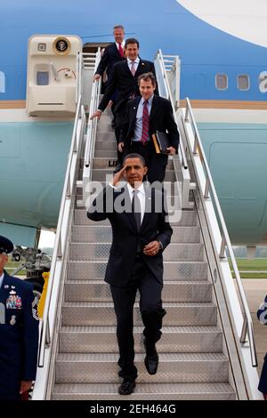 Präsident Barack Obama grüßt, während er die Stufen der Air Force One hinuntergeht, als er in Youngstown Ohio ankommt, um an einem Roundtable-Event mit Autoarbeitern im GM Lordstown Assembly Plant am 15. September 2009 teilzunehmen. Dem Präsidenten folgen Senator Sherrod Brown, Rep. Tim Ryan, Rep. Betty Sutton (verdeckt) und Rep. Charlie Wilson. Stockfoto