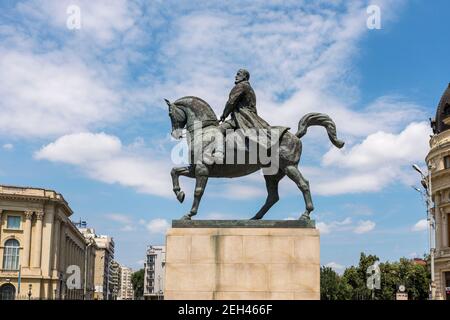 Reiterstatue von Carol I in Bukarest, Rumänien, vor der Zentralbibliothek der Universität Stockfoto