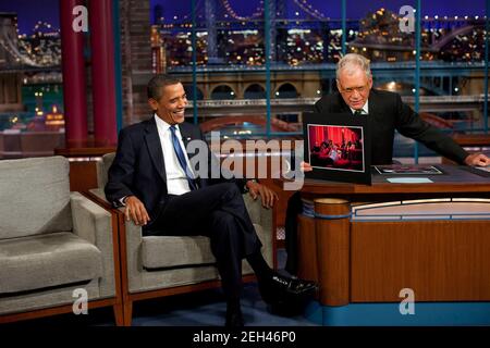 Präsident Barack Obama reagiert auf ein Foto von sich selbst, das der Late Show-Moderator David Letterman während ihres Interviews in den CBS Studios in New York, NY, am 21. September 2009 zeigte. Stockfoto
