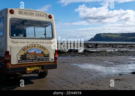 Eiswagen auf dem Sand bei Ebbe, Robin Hood's Bay, Yorkshire, England Stockfoto