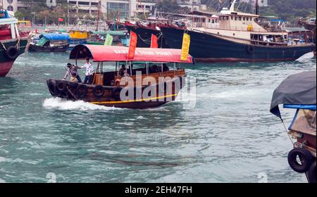 Hongkong, China. Sampan Fähre im Hafen von Aberdeen. Stockfoto