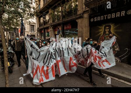 Barcelona, Spanien. Februar 2021, 19th. Streikende separatistische Studenten marschieren hinter ihrem Banner und fordern "Freiheit für Pablo" während eines Protestes über die Inhaftierung des Rappers "Pablo Hasel", der wegen Verherrlichung des Terrorismus und Beleidigung des ehemaligen spanischen Königs in Texten zu Gefängnis verurteilt wurde.Quelle: Matthias Oesterle/Alamy Live News Stockfoto