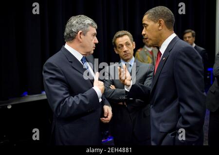 Präsident Barack Obama spricht mit dem britischen Premierminister Gordon Brown und dem französischen Präsidenten Nicolas Sarkozy, bevor er im David L. Lawrence Convention Center in Pittsburgh, Penn., 25. September 2009 eine Erklärung zum Iran abgibt. Stockfoto