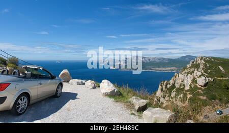 Blick von den Felsen auf Cassis, Côte d'azur Panorama mit wandelbarem und blauem Mittelmeer Stockfoto