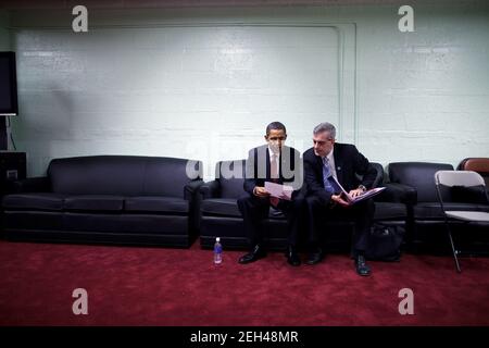 Nach einer Rede über den Irak im Camp Lejeune, North Carolina, wird Präsident Barack Obama vor einem Fernsehinterview am 27. Februar 2009 von Denis McDonough, dem stellvertretenden nationalen Sicherheitsberater, unterrichtet. Stockfoto