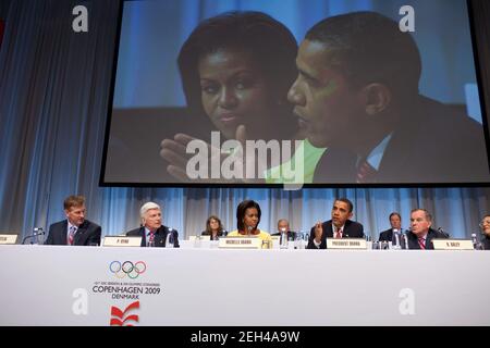 Präsident Barack Obama und First Lady Michelle Obama nehmen an der Frage- und Antwortsitzung im Anschluss an die Präsentation von Chicago 2016 vor dem Internationalen Olympischen Komitee (IOC) zur Unterstützung von Chicago als Austragungsort der Olympischen Sommerspiele 2016 im Bella Center in Kopenhagen, Dänemark, am 2. Oktober 2009 Teil. Mit den Obamas von links sitzen Bob Crvrtlik, Chicago 2016 Vice Chairman of International Relations, Patrick Ryan, Chicago 2016 Chairman, und Chicago Mayor Richard M. Daley. Stockfoto