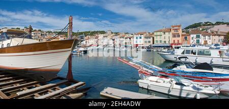 Fischerboote im alten Hafen von Cassis, Provence, Cote d'azur, Frankreich, Panorama Stockfoto