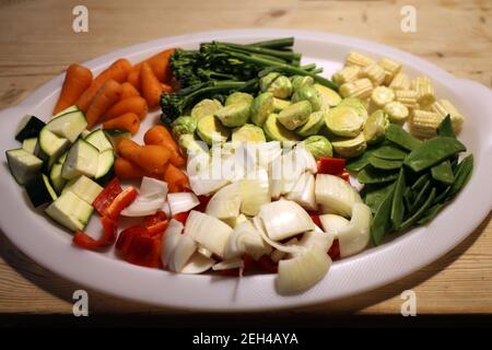 Gemüse. Verschiedene/verschiedene Gemüsesorten gehackt bereit für eine rühren braten. Gesunde Ernährung. 5 pro Tag. Farbenfrohe, nahrhafte Mischung. Karotten, Paprika, Zwiebeln usw. Stockfoto