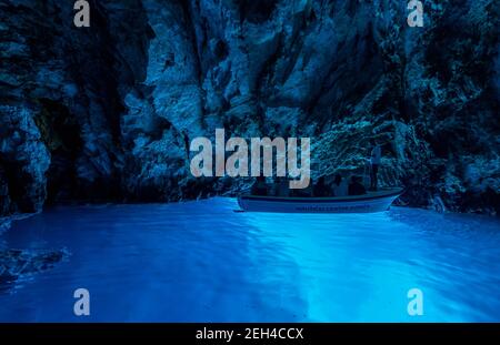 Bisevo, Kroatien - Aug 16, 2020: Touristen auf einem Boot in heiteren blauen Höhle in der Nähe von Komiza Insel Stockfoto