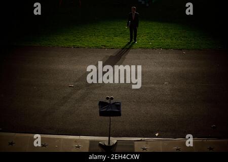Stellvertretender Direktor der Oval Office Operations Brian Mostellers Schatten wird während eines Stellungstests auf dem South Lawn des Weißen Hauses, Oct,7, 2009, in Vorbereitung auf die Astronomy Night Veranstaltung gegossen. Stockfoto