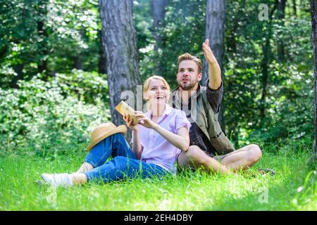 Romantische paar Studenten genießen Freizeit Blick nach oben beobachten Natur Hintergrund. Verliebte Paare verbringen ihre Freizeit im Park oder im Wald. Romantisches Date auf grüner Wiese. Paar Seelenverwandte bei einem romantischen Date. Stockfoto