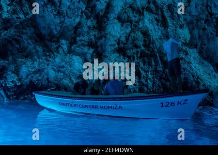 Bisevo, Kroatien - Aug 16, 2020: Touristen auf einem Boot in heiteren blauen Höhle in der Nähe von Komiza Insel Stockfoto