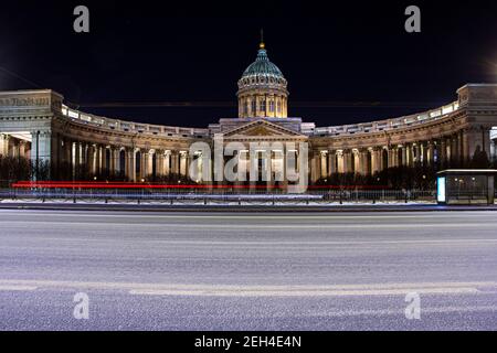 Sankt-Petersburg, Russland, Kazan (Kazanskiy) Kathedrale in der Nacht Beleuchtung im Winter. Sie ist der Muttergottes von Kasan, einer der am meisten verehrten, gewidmet Stockfoto