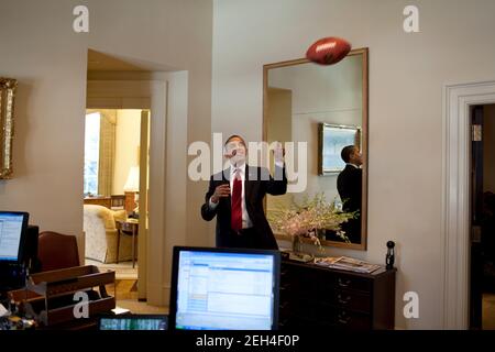 Präsident Barack Obama spielt mit einem Fußball im Outer Oval Office, 4. März 2009. Stockfoto