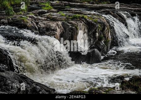 Cenath Fall Reihe von kleinen Wasserfällen und Pools auf der Fluss Teifi Stockfoto